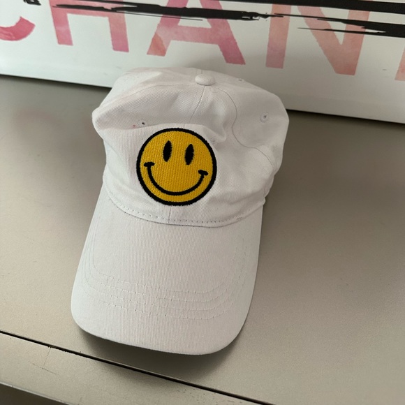 white smiley hat from Amazon - Picture 1 of 2